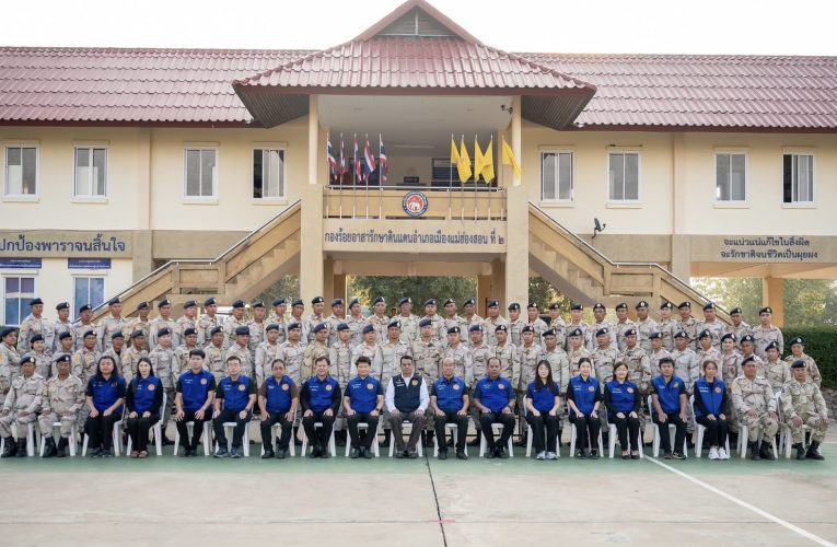 นายอำเภอเมืองแม่ฮ่องสอน นำทีมงานปกครองอำเภอ ร่วมบันทึกภาพประทับใจ กับนายอำเภอขุนยวมคนใหม่