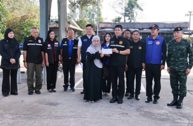 นายกรัฐมนตรี’ กำชับจังหวัด เร่งรัดเยียวยาผู้ประกอบการปั๊มน้ำมัน ด้านผู้ว่านราฯ มอบเงินปั๊มน้ำมัน 5 อำเภอ กว่า 21 ล้านบาท