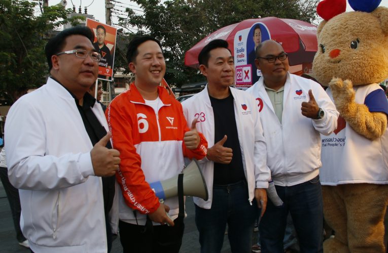 กาญจนบุรี สกายวอล์คถนนคนเดินเมืองกาญจน์ คึกคัก 3 พรรคลงขอคะแนน เจอกันโดดจับมือแสดงความยินดี ทำให้บรรยากาศชื่นมื่น