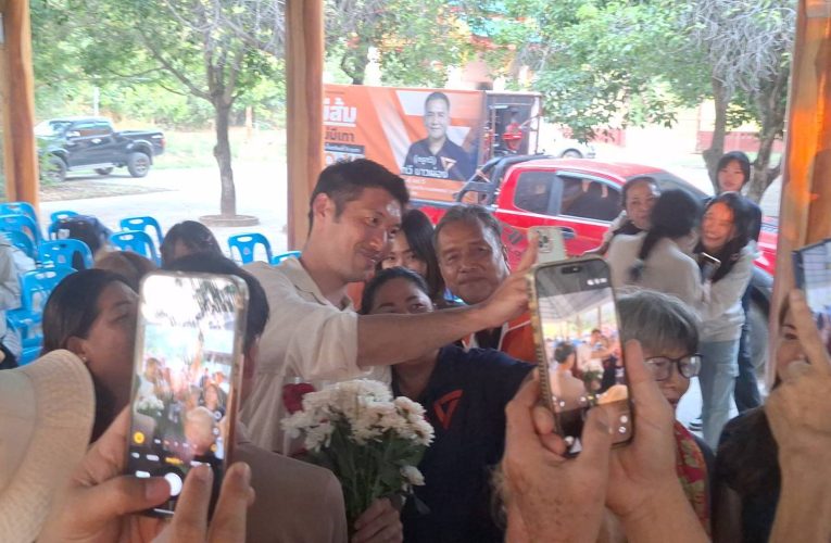 กาฬสินธุ์ – ธนาธร ลุยหาเสียง หวังปักธงเมืองน้ำดำ