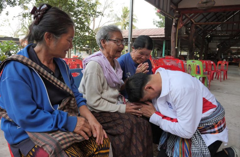 หนองบัวลำภู รุ่งเพชร เบอร์ 3 เพื่อไทย เขต 2ลงพื้นที่พบปะชาวบ้านอ้อนขอคะแนนเสียงช่วยขอการเปลี่ยนผู้สมัครคนใหม่ จากพรรคเพื่อไทย หลังคนเก่าทิ้งพรรค ชูนโยบาย คนไทยไร้จน ยกเครื่อง 30 บาทด้วย AI ปราบปรามยาเสพติด ปราบสแกมเมอร์ ไม่จบไม่เลิก ประกันพืชผลเกษตรกร และล้างหนี้ประชาชน ภายใต้สโลแกน เพื่อไทย ทำได้