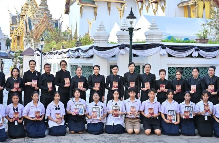 ผู้ว่าราชการจังหวัดนครปฐม นำคณะผู้บริหาร สมาชิกเหล่ากาชาดจังหวัด นักเรียนทุนพระราชทาน นักเรียน นักศึกษา และประชาชน ทั้ง 7 อำเภอ เข้าเฝ้าฯ กราบถวายบังคมพระบรมศพ สมเด็จพระนางเจ้าสิริกิติ์ พระบรมราชินีนาถ พระบรมราชชนนีพันปีหลวง