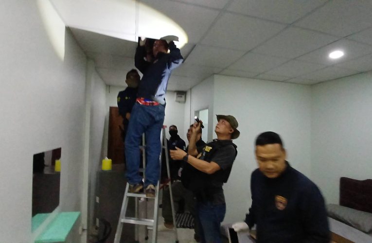 ตม.หนองคาย ลุยรีสอร์ทแห่งหนึ่งในเขตเทศบาลเมืองหนองคาย ตรวจยึดเครื่องซิมบ็อกซ์ (SIM BOX) ของเครือข่ายสแกมเมอร์ จำนวน 3 เครื่อง ซุกบนฝ้าเพดานห้องพัก หลังเจ้าของห้องพักตรวจพบมีผู้มาลักลอบติดตั้งไว้