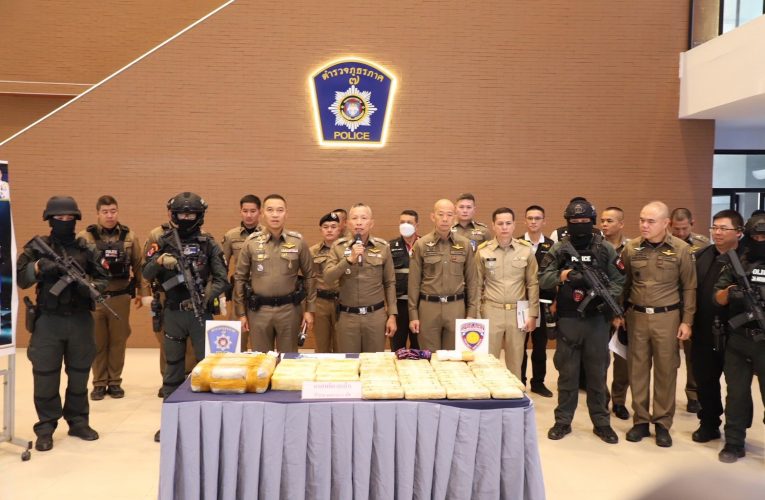 นครปฐม-ผบช.ภาค 7 แถลงรวบแก๊งขนยาบ้าคาด่าน เกือบ 4 แสนเม็ดจะไปส่งภาคใต้ พบผู้ต้องหาถูกจับมาหลายครั้ง