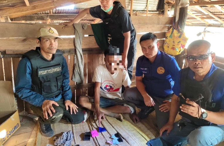 มุกดาหาร ปค นิคมคำสร้อย บุกจับหนุ่มซุกยาบ้าในเถียงนา รับสารภาพทั้งจำหน่ายและเสพ