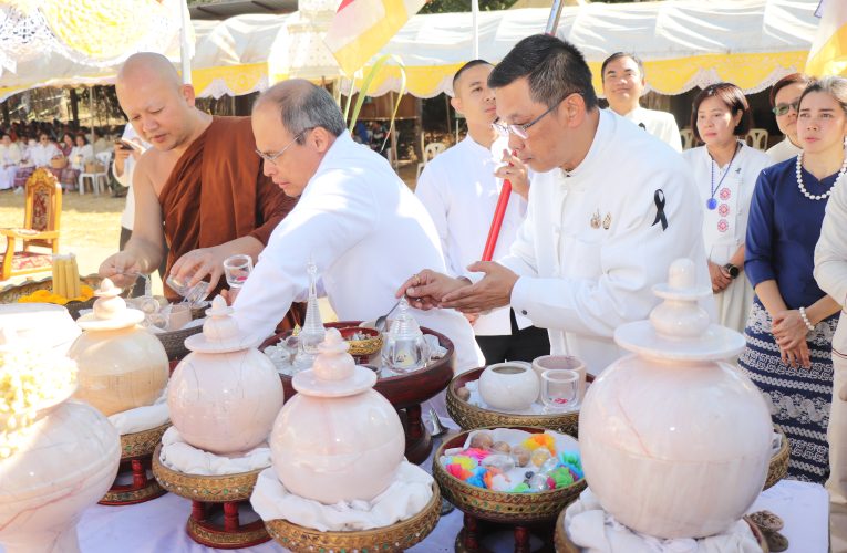 แม่ฮ่องสอน ผู้ว่าราชการจังหวัดแม่ฮ่องสอน เป็นประธานฝ่ายฆราวาสในพิธีบรรจุพระบรมสารีริกธาตุ – บรรจุองค์พระ ณ เจดีย์พระพุทธเจ้า 5 พระองค์ (กองมูพารางาสู่)