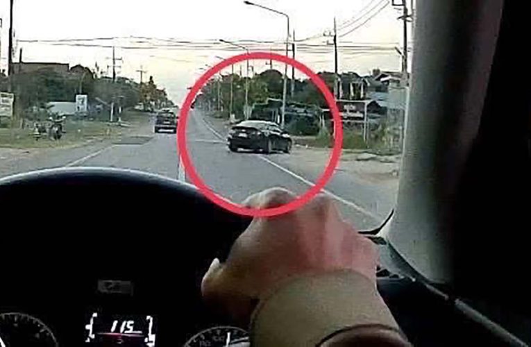 มุกดาหาร สภ นิคมคำสร้อย ไล่ล่าคนขับรถเก๋งขับแหกด่านตรวจยึดอาวุธปืนพร้อมกระสุน