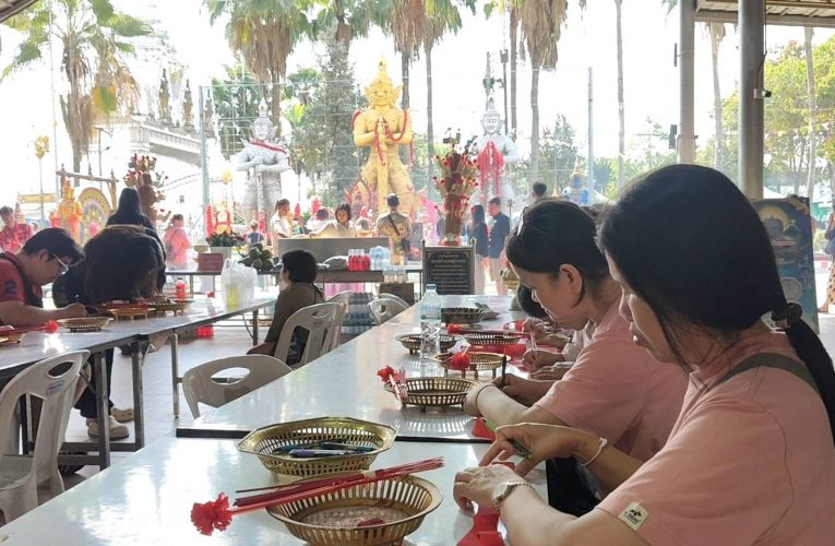 ปทุมธานี มาครั้งแรกก็ปังเลย สาวดวงเฮงหอบกุหลาบ 100 ดอก แก้บนท้าวเวสฯ หลังได้โชคหลักแสนตามเป้า คุณยายขอท้าวเวสฯบังตารอดพ้นด่านตรวจ