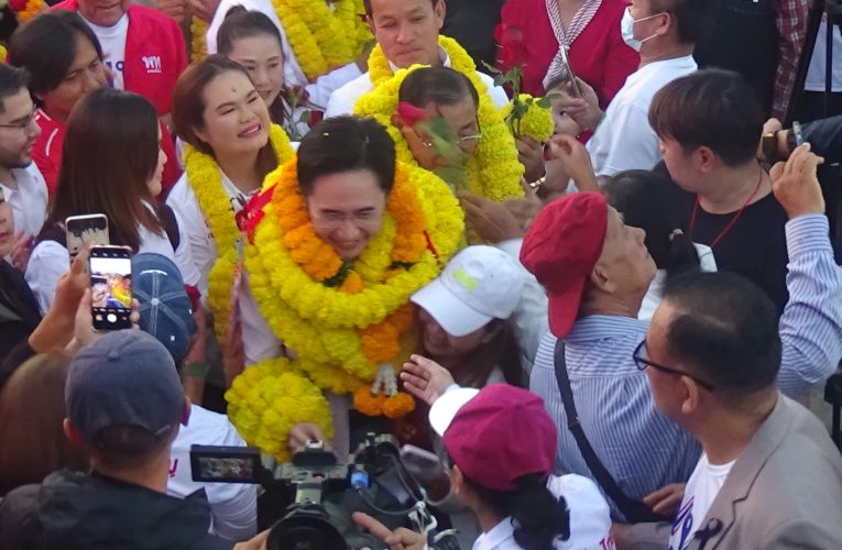 ยศชนัน พร้อม สมศักดิ์ ปราศรัยใหญ่ครั้งแรกใน จ.พิษณุโลก อ้อนขอเป็นลูกหลาน คนพิดโลกด้วยคน และฝากผู้สมัครทั้ง 5 เขต มั่นใจพิษณุโลก ได้แดงทั้งหมด