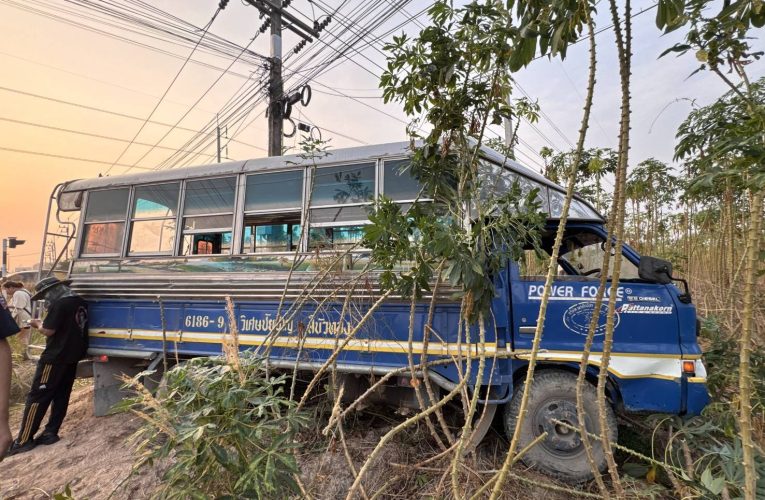 เกิดเหตุรถสองแถว รับ-ส่งแรงงานสัญชาติเมียนมาร์ เฉี่ยวชนรถเก๋งบริเวณสี่แยกถนนซอย 6 สาย 11 อ.นิคมพัฒนา จ.ระยอง เจ็บ 30 ราย