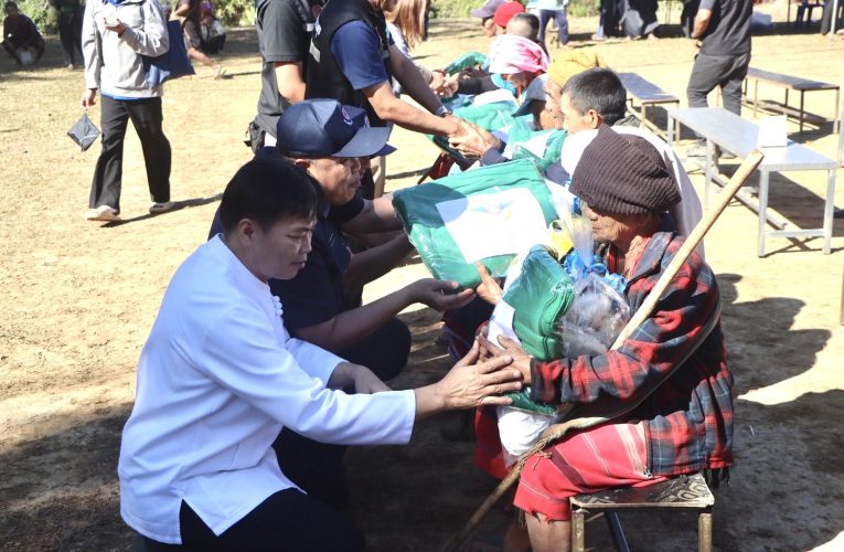 อำเภอเชิญยิ้มมอบผ้าห่มให้คนบนดอย