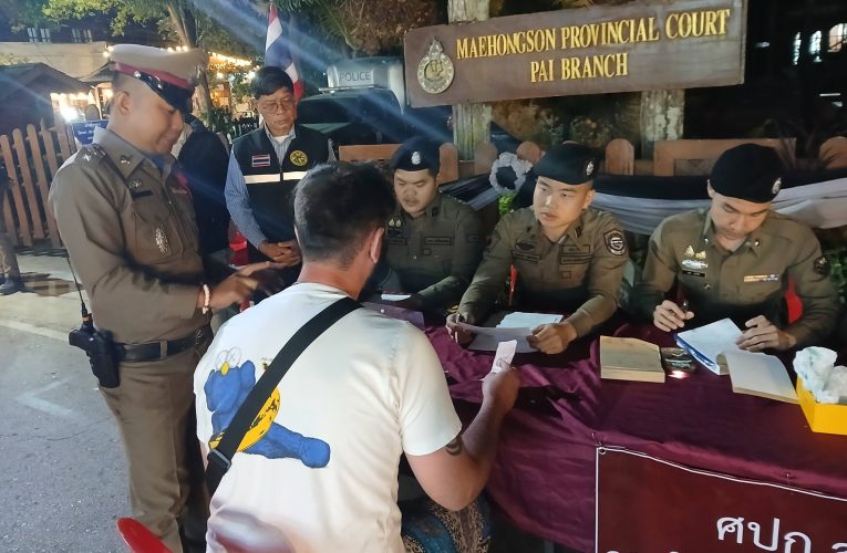 ตำรวจปายเตือนนักท่องเที่ยวพี้กัญชาในที่สาธารณะ