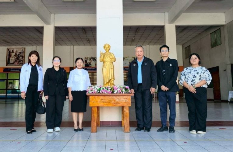 สิงห์บุรี / ศึกษาธิการสิงห์บุรีให้กำลังใจถึงห้องสอบ มอบรอยยิ้มและตุ๊กตา สร้างขวัญกำลังใจนักเรียนพระกุมารเยซู