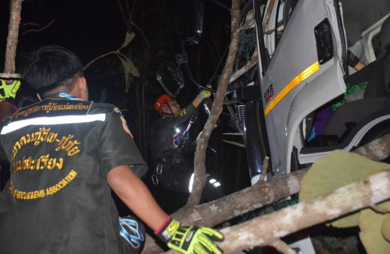 แม่ฮ่องสอน รถบรรทุกพ่วงเร่งรีบแต่หลับใน แหกโค้งหวัดลงเหวอัดยับกับต้นไม้ ต้องระดมช่วยทั้งคืน