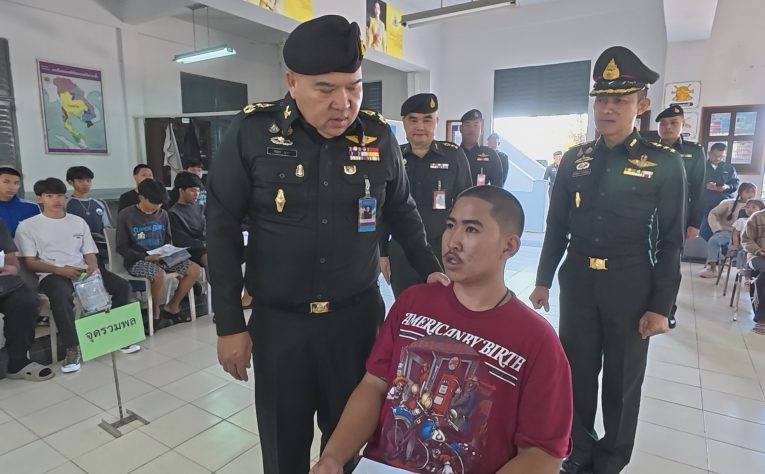 ฉะเชิงเทรา รอง ผบ.นรด.ตรวจเยี่ยมการตรวจคัดเลือกทหารออนไลน์