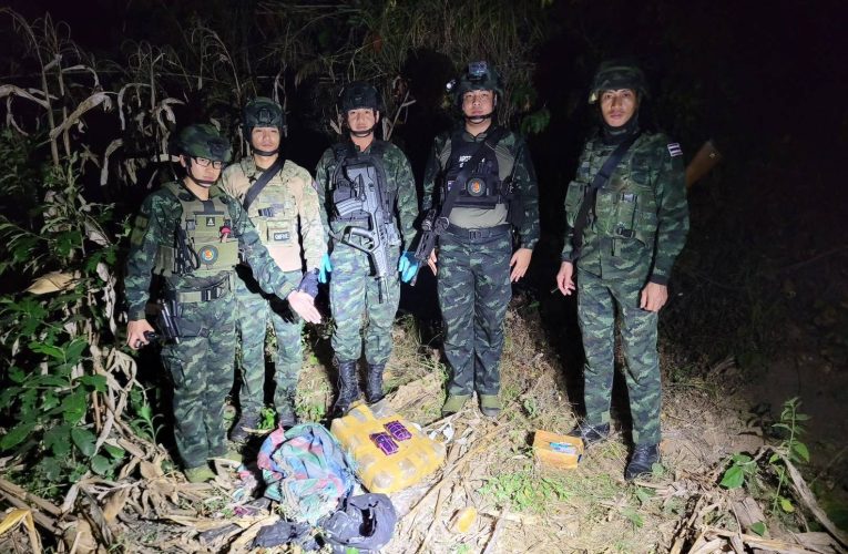 อำเภอฝาง จังหวัดเชียงใหม่ลาดตระเวนพบขนยาบ้าวิ่งหนีทิ้งยาบ้าแสนเม็ด