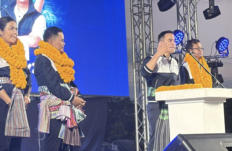 หนองบัวลำภู นายเอกนัฏ พร้อมพันธุ์ ผู้สมัครสส.บัญชีรายชื่อฯลงพื้นที่ช่วยผู้สมัครหาเสียง ขอเลือกภูมิไทย ยกจังหวัด หวังหนุน ศุภจี สีหศักดิ์ เอกนิติ นั่ง รมต และ อนุทิน นั่งนายก รมต. เหน็บนโยบาย คนหน้าหล่อบางพรรคชาตินี้ไม่ต้องรวยรอชาติหน้า เหน็บพรรคด้อยค่าทหาร ส่วนตัวชูเรื่องการต่อสู้ชายแดน ปฏิเสธไม่ได้ปลุกชาตินิยมแต่พูดความจริง