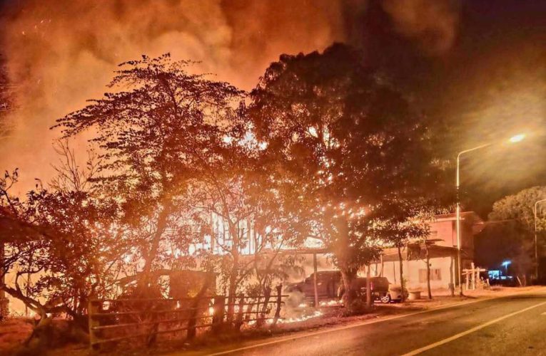 มุกดาหาร ไฟถูกตัดมา 5วัน ไฟไหม้บ้านวอดทั้งหลัง