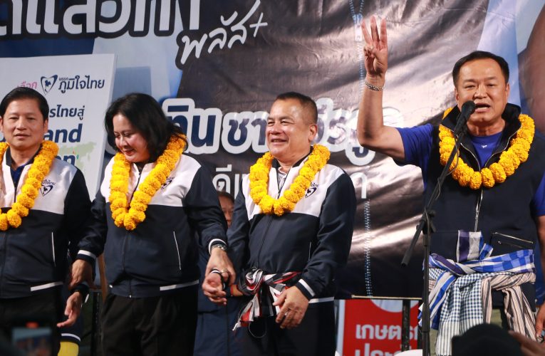 “อนุทิน” ลุยหาเสียงขึ้นเวทีปราศรัยช่วยผู้สมัคร ส.ส.หนองคาย ขอประชาชนเลือก ส.ส.พรรคภูมิใจไทย ทั้ง 3 เขต มีประชาชนฟังปราศรัยจำนวนมาก