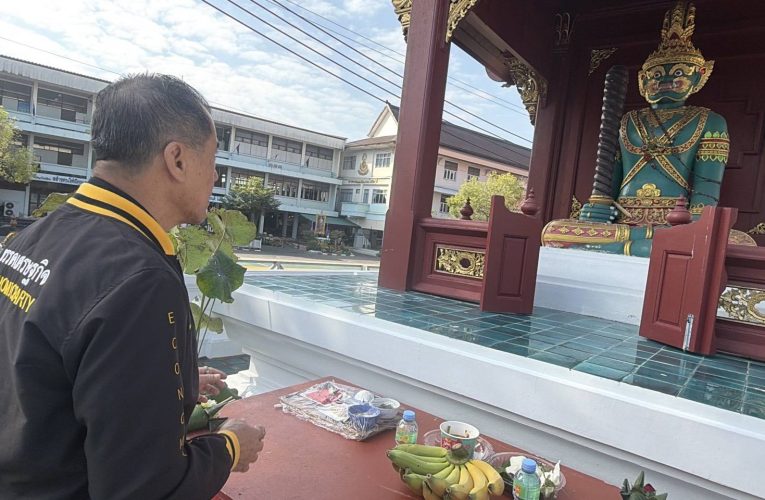 พล อ รังษี นำทีมสมัคร สส จังหวัดเชียงใหม่ เข้าสักการะ ยักษ์กุมภัณฑ์ และสักการะเสาหลักเมือง (เสาอินทขัล) วัดเจดีย์หลวงวรวิหาร พร้อมทั้งนำทีมปฏิญาณตนหนังเสาหลักเมือง (อินทขิล) เชียงใหม่ เดินทางไปกราบมนัสการ อนุสาวรีย์สามกษัตริย์ ก่อนเดินทางกลับ กทม