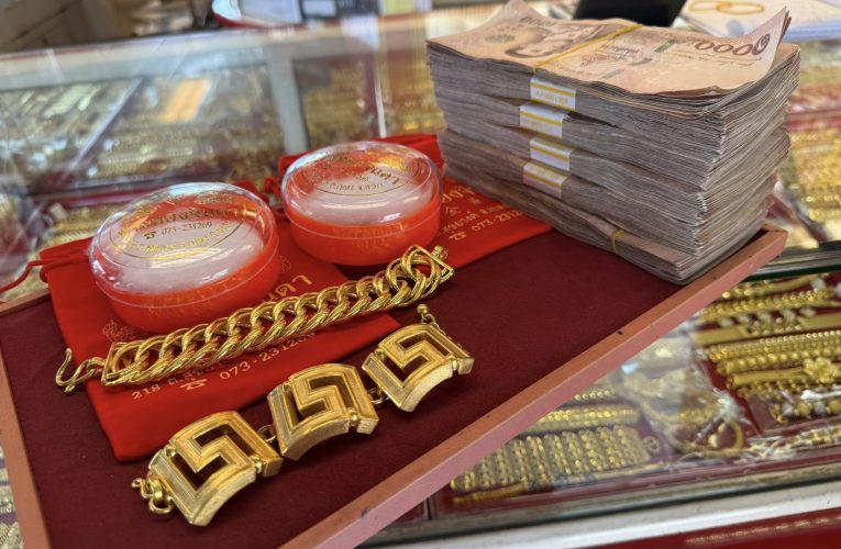 ร้านทองยะลาซบเซาก่อนตรุษจีนเศรษฐกิจตกต่ำพืชผลราคาไม่ดีชาวบ้านแห่ขายแต่ไร้เงินซื้อ