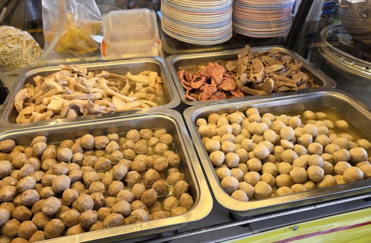 สุรินทร์-หนุ่มใหญ่ลาออก ผญ. ผันมาขายก๋วยเตี๋ยวบุฟเฟต์ ลูกชิ้นตักไม่อั้น บุฟเฟต์ลูกชิ้น ราคาหลักสิบ