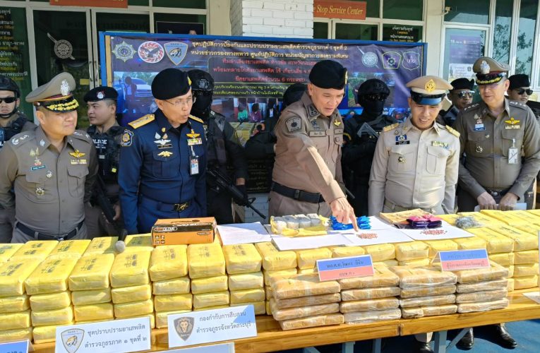 ตำรวจภาค 1 พร้อม ผวจ.ลพบุรี ร่วมแถลงข่าวรวบทีมค้ายาเสพติด เครือข่ายชาวลาว และโจ้ เกือบเสี่ย อ่างทอง พร้อมยาเสพติดมูลค่า 75 ล้านบาท