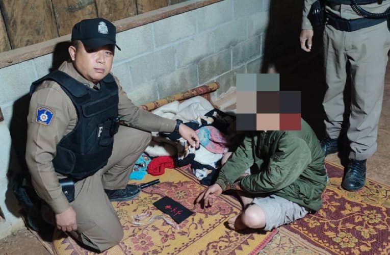 ตำรวจตาลชุมรวบ “ชัยดอยติ่ว” เมาสุราอาละวาดพังบ้าน ค้นพบยาบ้า 30 เม็ด ซุกซ่อนในที่นอน