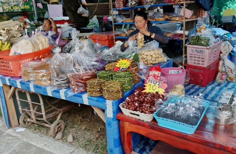 งานนมัสการพระแท่นศิลาอาสน์ อ.ลับแล จ.อุตรดิตถ์ แหล่งสินค้าโอท้อปพื้นบ้านโบราณของคนทุกสารทิศจำนวนกว่า 2000 กว่าร้าน