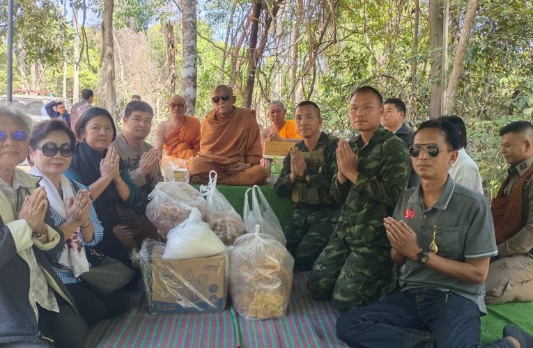 ชัยภูมิ หลวงพ่อสายทองพระเกจิชื่อดังแห่งวัดห้วยกุ่มมอบวัตถุมงคลนักรบชายแดน