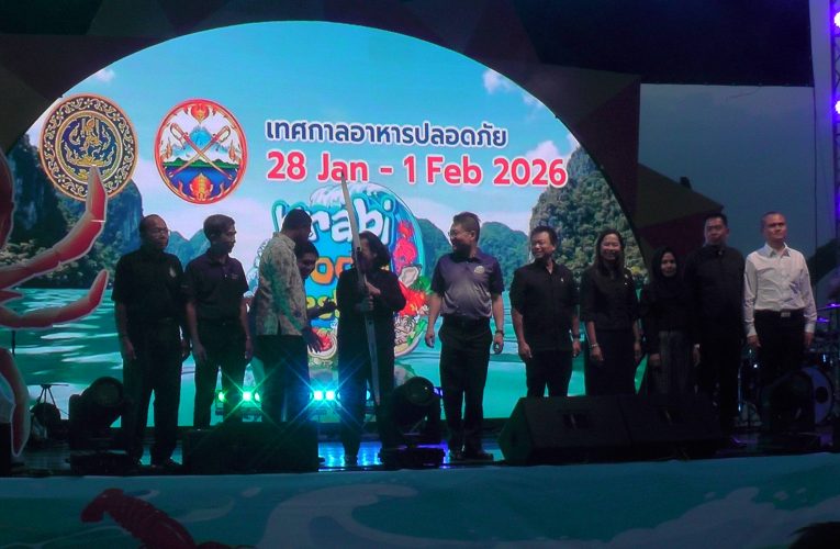 จังหวัดกระบี่เชิญชวนเที่ยวงานเทศกาลอาหารปลอดภัย 28 มกราคมถึง 1 กุมภาพันธ์ 2569บรรยากาศเป็นไปอย่างคึกคักนักท่องเที่ยวชาวต่างชาติเดินซื้อกินอาหารอย่างอหร่อย