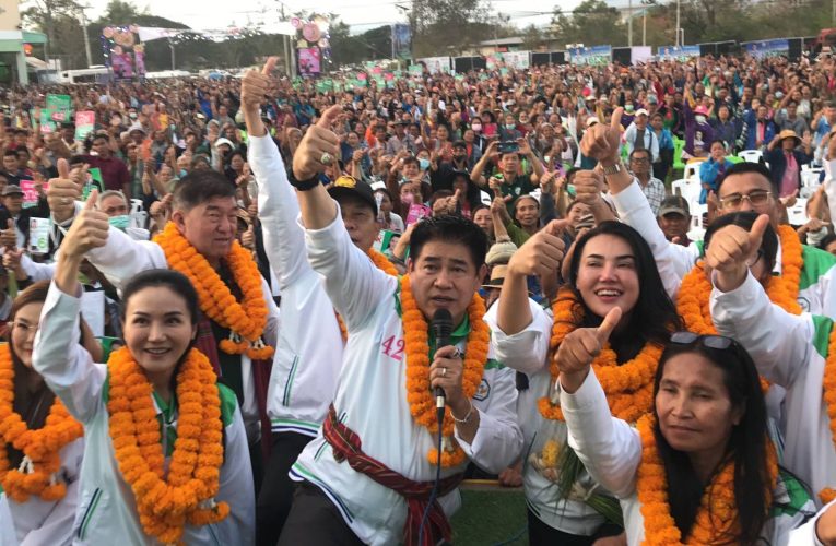 ชัยภูมิธรรมนัสพร้อมอ.แหม่ม นำทีมหาเสียงช่วยอีหล่าติ๊ก ชาวบ้านกว่า15,000คนแห่ฟังอย่างคึกคัก