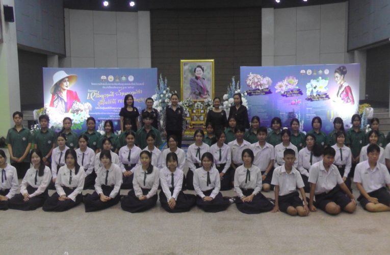 วัฒนธรรมกระบี่ขับเคลื่อนการส่งเสริมคุณธรรมกิจกรรมหนึ่งความดีล้านความรักภูมิใจภักดิ์พระพันปีหลวงประดิษฐ์ดอกไม้ในพระนามาภิไธยควีนสิริกิติ์