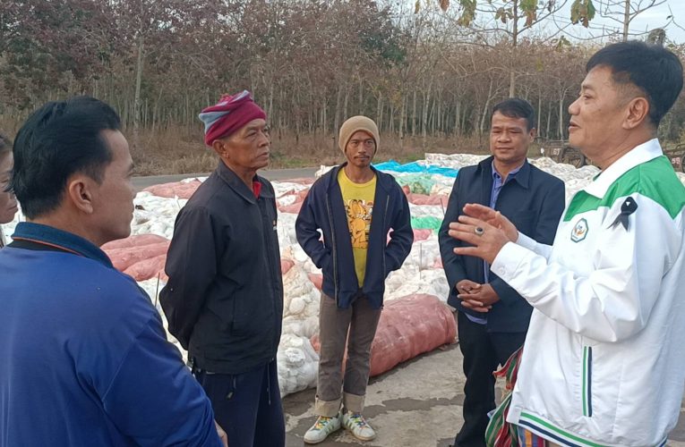 เกษตรโต้ง’ บุกสวนยางฟังเสียงสะท้อนราคาลั่นอาสาเป็น ‘สะพานบุญการเมือง’ ให้ถึงทำเนียบ  