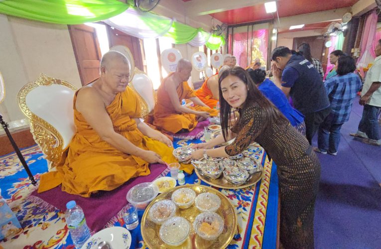 สุพรรณบุรีชาวบ้านจรเข้าสามพันสืบสานประเพณีหาบกระจาดโปร่งขอโชคหลวงปู่เปี้ยนที่จังหวัดสุพรรณบุรี วัดโพธาราม ร่วมกับคณะกรรมการวัด ชาวบ้านตำบลจรเข้สามพัน อำเภออู่ทอง ได้จัดพิธีทำบุญครบรอบ 250 ปี