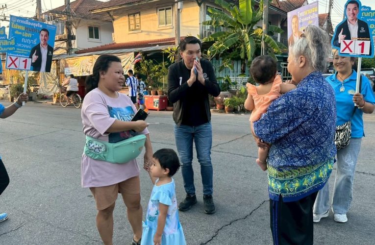 ปทุมธานี ผู้สมัคร ส.ส.ปทุมธานี เขต 3 พรรคประชาธิปัตย์เร่งเดินเท้าอ้อนหาเสียงโค้งสุดท้าย