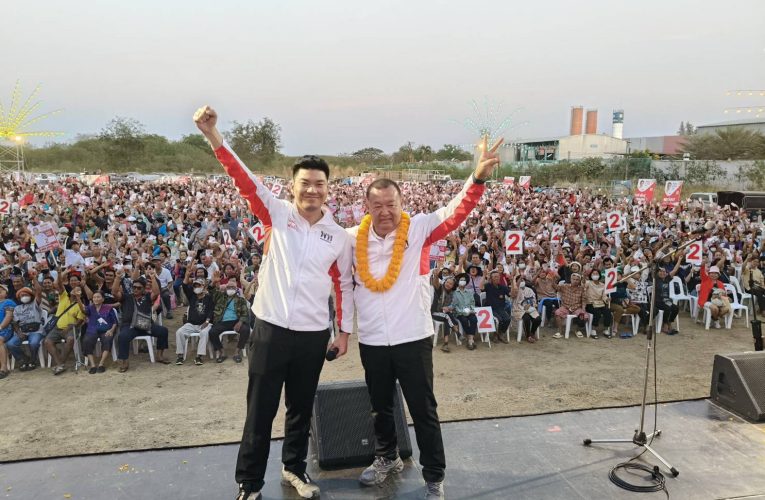 ผู้สมัครพรรคเพื่อไทยเปิดเวทีปราศรัยหาเสียงคนฟังล้นหลาม
