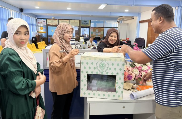 ยะลาเจ้าหน้าที่ประจำหน่วยเลือกตั้งตรวจรับหีบบัตรเลือกตั้งวัสดุอุปกรณ์จัดสถานที่เลือกตั้งกลางนอกเขตเลือกตั้งพรุ่งนี้