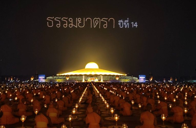 ปทุมธานี โดรนแปรอักษรและภาพที่เนื่องกับอนุสรณ์สถานทั้ง 7 แห่งส่งท้ายโครงการฯ พระธรรมยาตราพันกว่ารูปจุดประทีปถวายเป็นพุทธบูชา อนุสรณ์สถาน