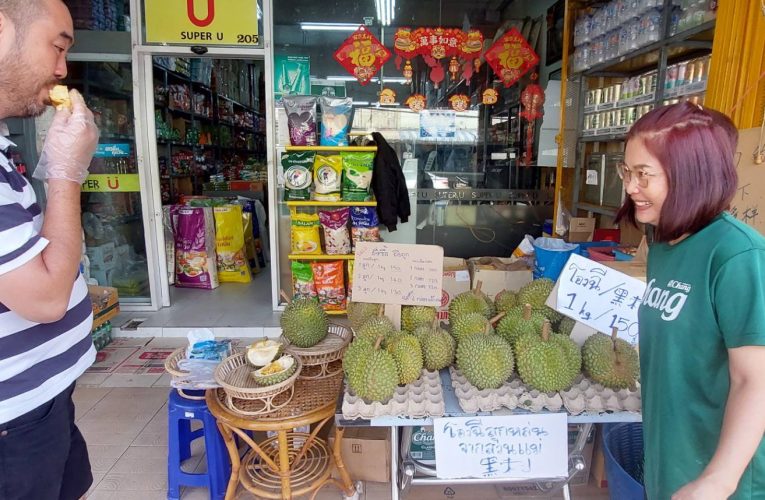 ยะลาชาวมาเลเซียแห่กินทุเรียนโอฉี่นอกฤดูกันอย่างคึกคัก