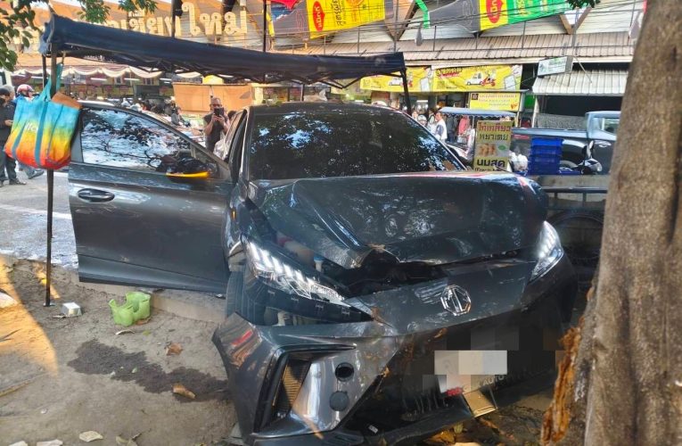 แกร็ป รถไฟฟ้า ไม่ชำนาญ ส่งผู้โดยสาร ดันไปเหยียบคันเร่ง หพลาดนักท่องเที่ยวชาวสเปน ครูดปีนฟุตบาตชนร้านขายน้ำเต้าหู้แม่ค้ากระเด็น สาหัส ทั้งนักท่องเที่ยวและแม่ค้าน้ำเต้าหู้