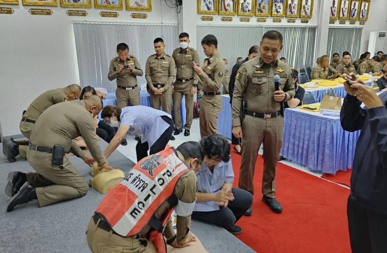 นครปฐม-ผู้การฯนครปฐม สมาคมแม่บ้าน เปิดฝึกอบรมปฐมพยาบาล กู้ชีพพื้นฐานให้ตำรวจในสังกัด