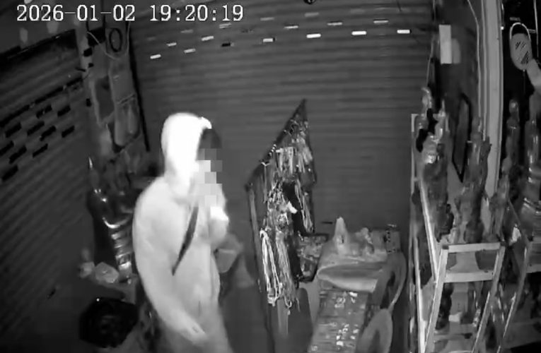 รวบได้แล้วลูกค้าย่องงัดแผงพระ 4 ครั้งลักพระพุทธรูปรวมมูลค่า 3 แสนไปขาย 4 พัน