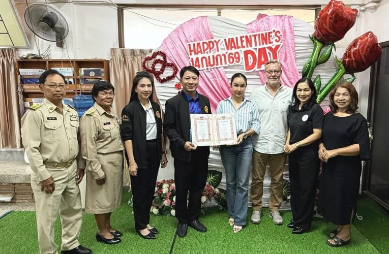 สำนักทะเบียนอำเภอนครชัยศรี นายอำเภอนครชัยศรีจดทะเบียนสมรสให้กับคู่รักชาวต่างชาติ