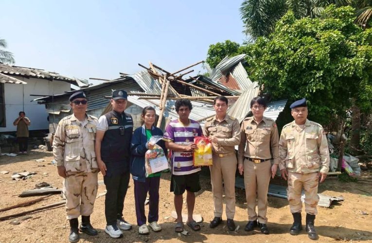 นายอำเภอกำแพงแสน ได้มอบถุงยังชีพให้กับผู้ประสบวาตภัย เพื่อบรรเทาความเดือดร้อนเบื้องต้น ในพื้นที่อำเภอกำแพงแสน