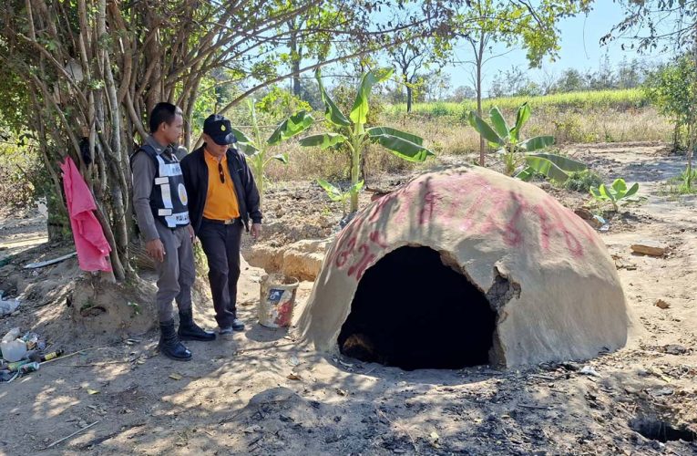 มุกดาหาร เทศบาลเมือง ออกตักเตือนชาวบ้านเผาถ่านก่อความเดือดร้อนรำคาญ