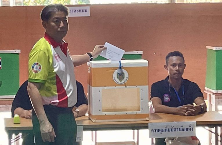 จ.จันทบุรี เลือกตั้งล่วงหน้าคึกคัก ผู้มีสิทธิ์ที่ขอใช้สิทธิ์ทยอยมารอลงคะแนนตั้งแต่ยังไม่เปิดหีบ ผู้ว่าราชการจังหวัดขอใช้สิทธินอกเขตจังหวัดและตรวจเยี่ยมทดสอบความพร้อม ความสะดวก ที่เป็นไปด้วยความเรียบร้อย