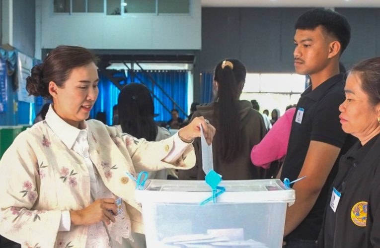 สกลนคร ผู้ว่าฯ ใช้สิทธิเลือกตั้งนอกเขต ย้ำให้การเลือกตั้ง เป็นไปด้วยความบริสุทธิ์ยุติธรรม ไม่ทำผิดกฎหมายเลือกตั้ง