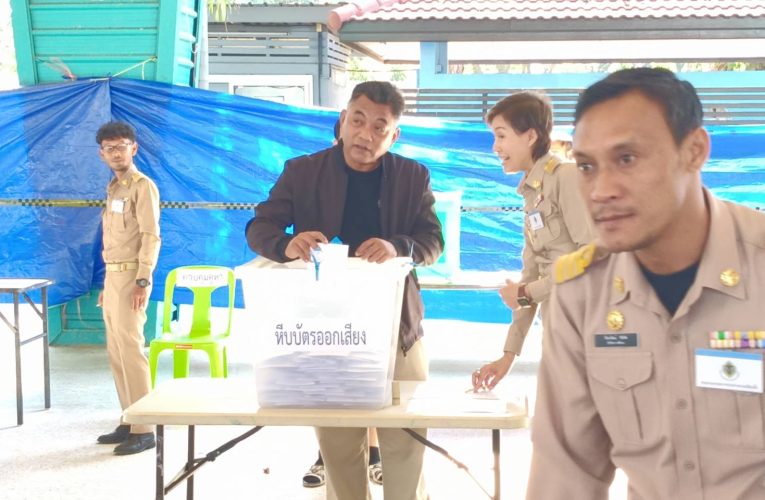 ผู้ว่าฯ สิงห์บุรี ตรวจเยี่ยมเลือกตั้งล่วงหน้า ชูความพร้อมและเชิญชวนประชาชนใช้สิทธิ 8 ก.พ. นี้