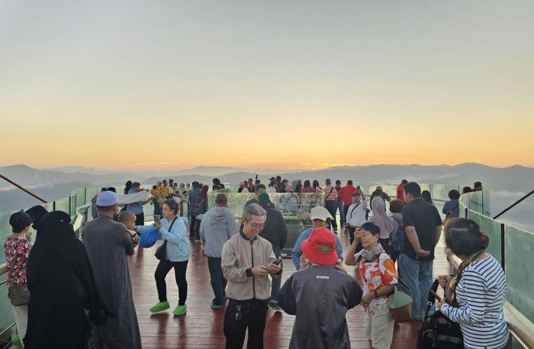 ยะลานักท่องเที่ยวมาเลเซียแห่เที่ยวไทยไม่ขาดสายในวันวันหยุดเทศกาลไทปูซัม